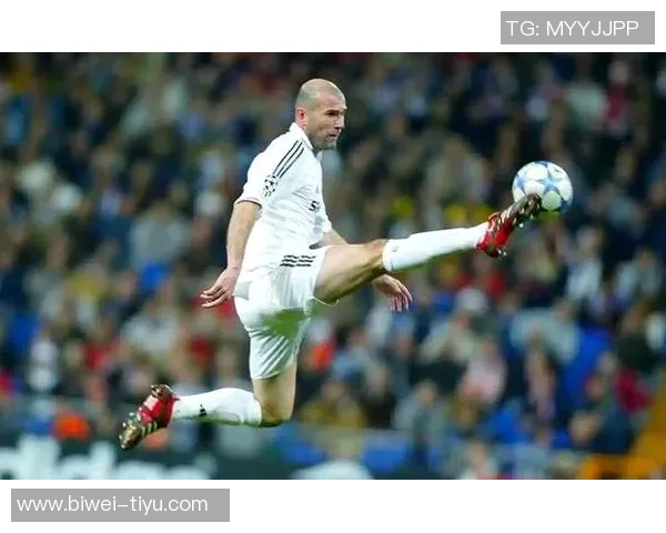 欧冠历史上仅有两位球员在19岁前直接参与13球的传奇表现